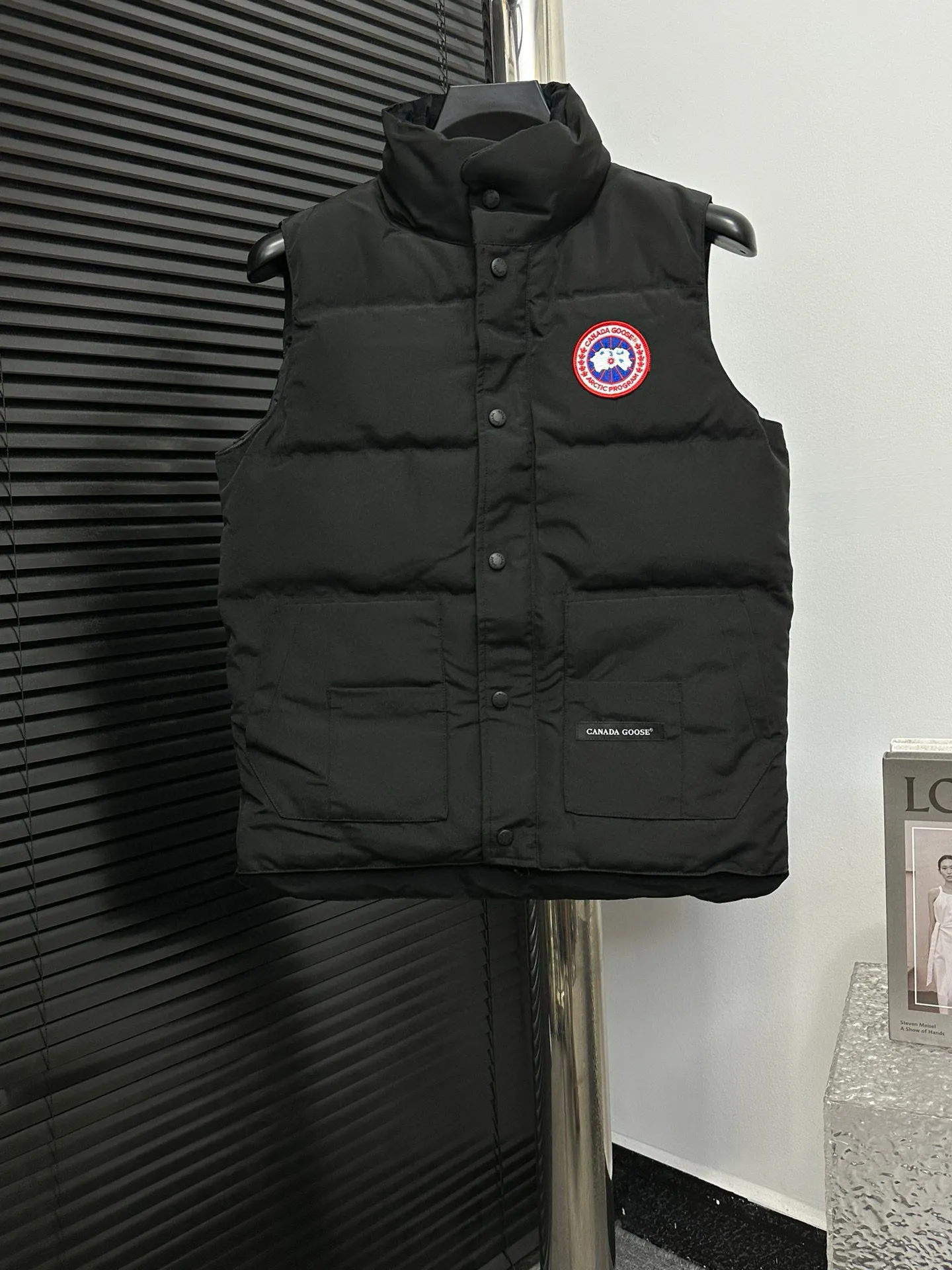 P360 【Canada Goose】Canada Goose #Freestyle Crew 4154M men’s and women’s vest down ➖ Imported Behringer embroidery machine with customized 10,000-needle embroidery logo! ➖ Imported 21-count polyester-cotton blended original fabric, using Feather-Light 10D waterproof coating fabric, made of 84.5% polyester fiber and 15.5% cotton, 100% the best feel in the entire network! ➖ The genuine official website uses the national standard 80 white duck down, and will never be misled by false claims such as 90 down or goose down! ➖ 100% nylon nylon lining with double double-layer sealing design to prevent velvet from running away. Top-grade polar fleece is used in the collar and pockets to keep warm and comfortable! ➖ Yoshida YKK provides original custom-made electroplated sliders. YKK two-way lockable zippers are tight and smooth and will not peel off paint! ➖ 3M composite original Velcro is durable, and all accessories and hardware are disassembled and customized! ⛔No slander, no exaggeration, no need for too much copywriting, because it is focused, it is professional!  SIZE: XS S M L XL XXL